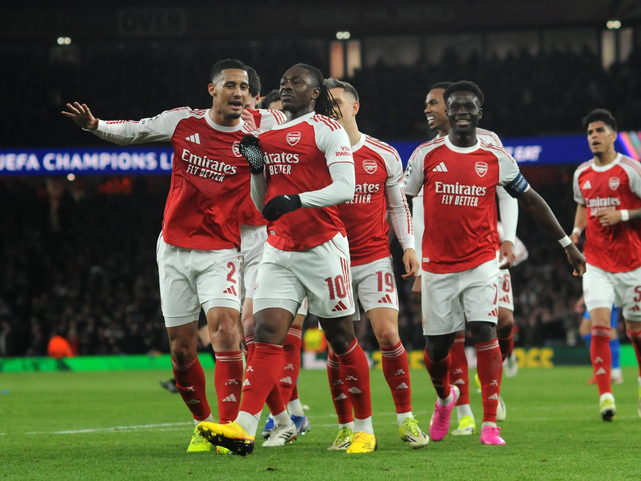 Eze comemora gol pelo Arsenal
