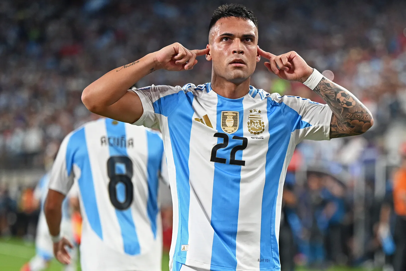Lautaro Mart&iacute;nez comemora gol pela Argentina