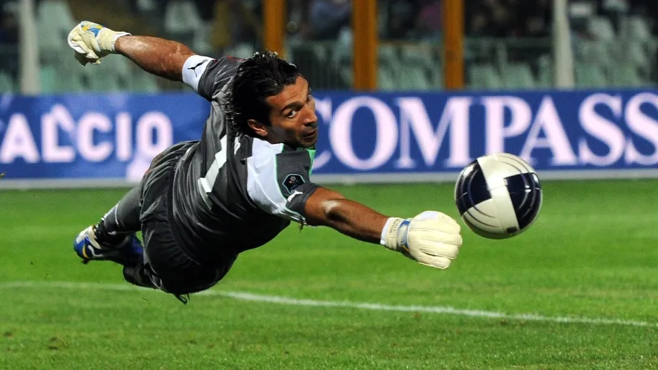 Nos 38 anos de Buffon, as cinco melhores defesas de sua carreira (segundo ele mesmo)