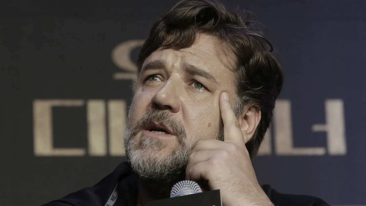 Russell Crowe est&aacute; pensando em comprar o Leeds, e os torcedores aprovaram