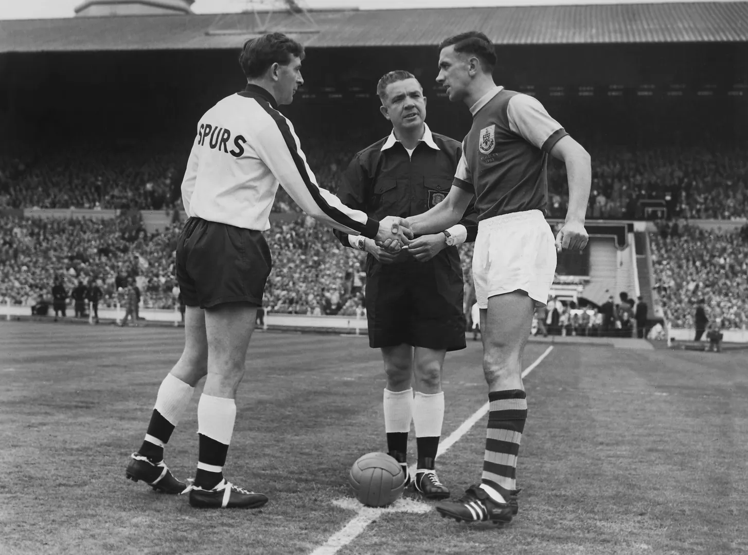 Danny Blanchflower (Tottenham) cumprimenta Jimmy Adamson (Burnley) na final da FA Cup de 1962 (Foto: Imago)