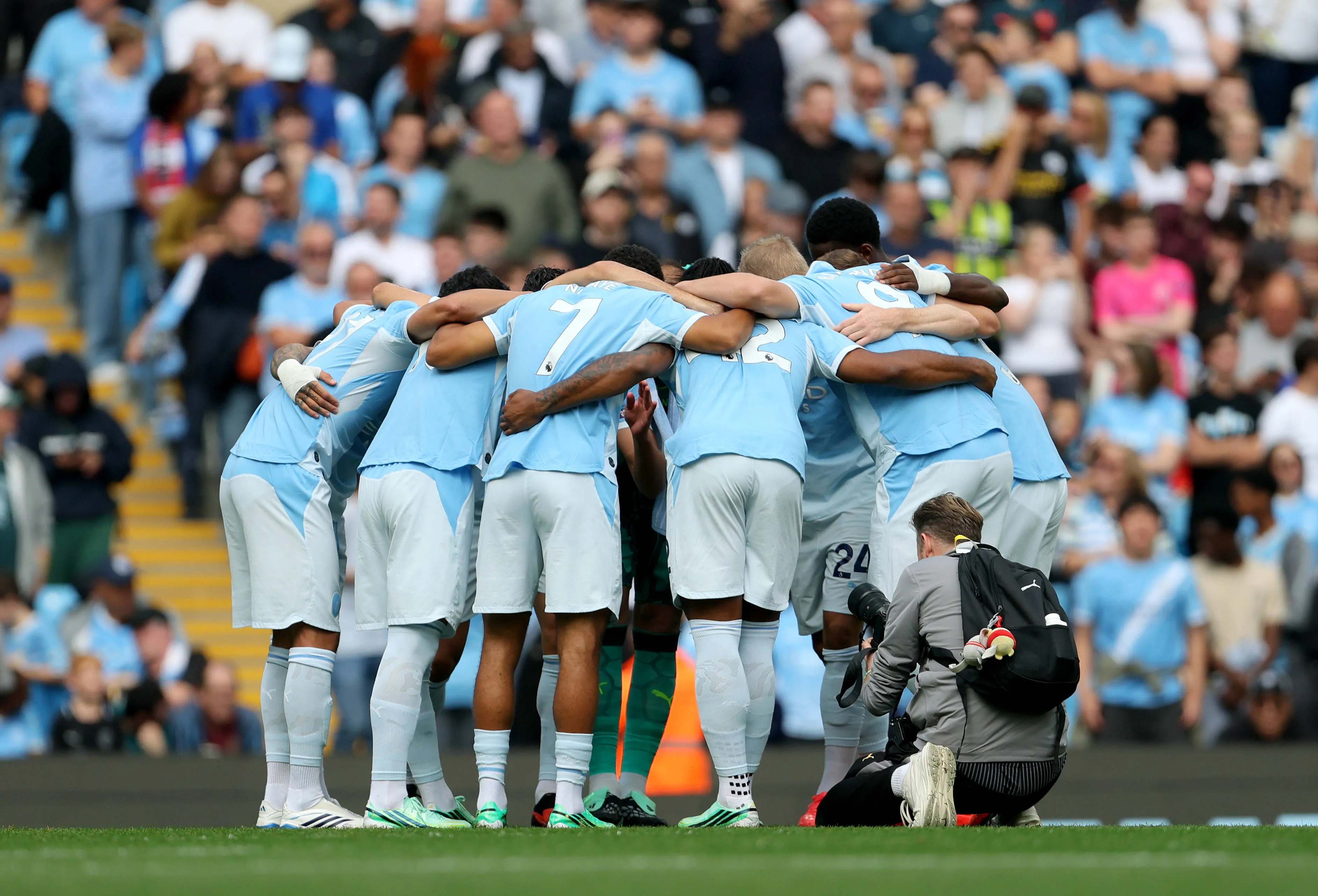Jogadores do City reunidos antes do in&iacute;cio de jogo