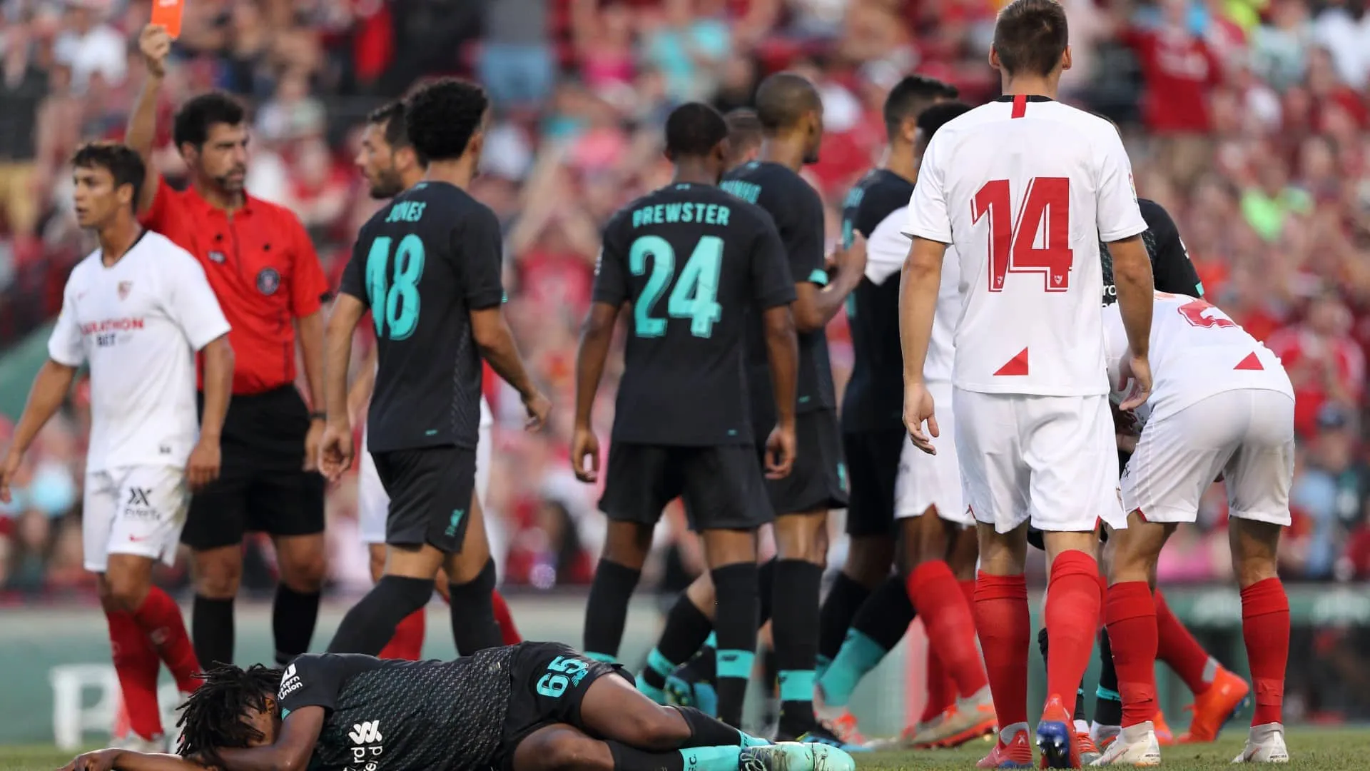 Jogador do Sevilla pede desculpas por entrada &ldquo;detest&aacute;vel&rdquo; contra jovem do Liverpool em amistoso