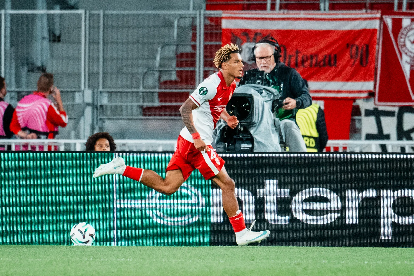 Monaco bate o Freiburg na Conference League com brilho de Paris Brunner