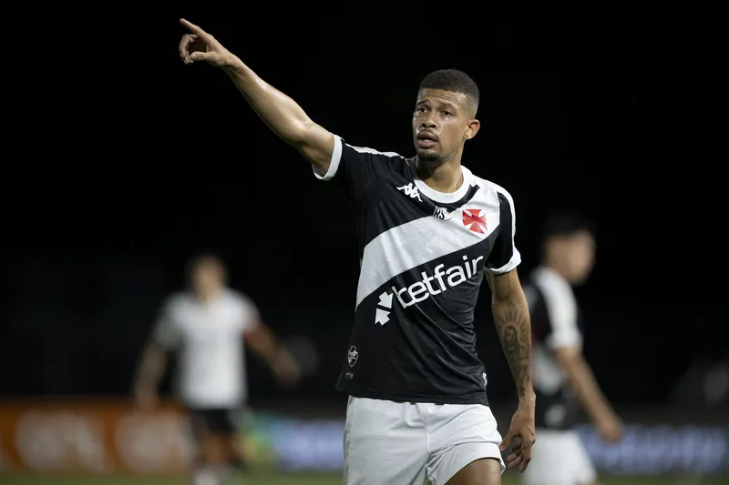 Jo&atilde;o Victor pode desfalcar o Vasco na reta final da Copa do Brasil (Foto: Icon Sport)