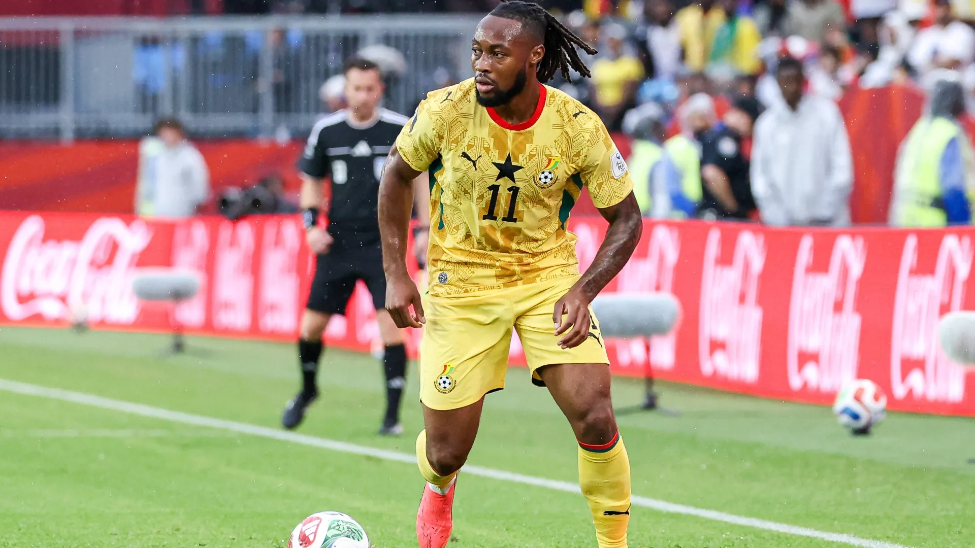 Antoine Semenyo, atacante de Gana, busca op&ccedil;&otilde;es de passe durante a partida entre Gana e Panam&aacute; pelo Grupo L da Copa do Mundo FIFA 2026, no Toronto Stadium, no Canad&aacute;, em 17 de junho de 2026.