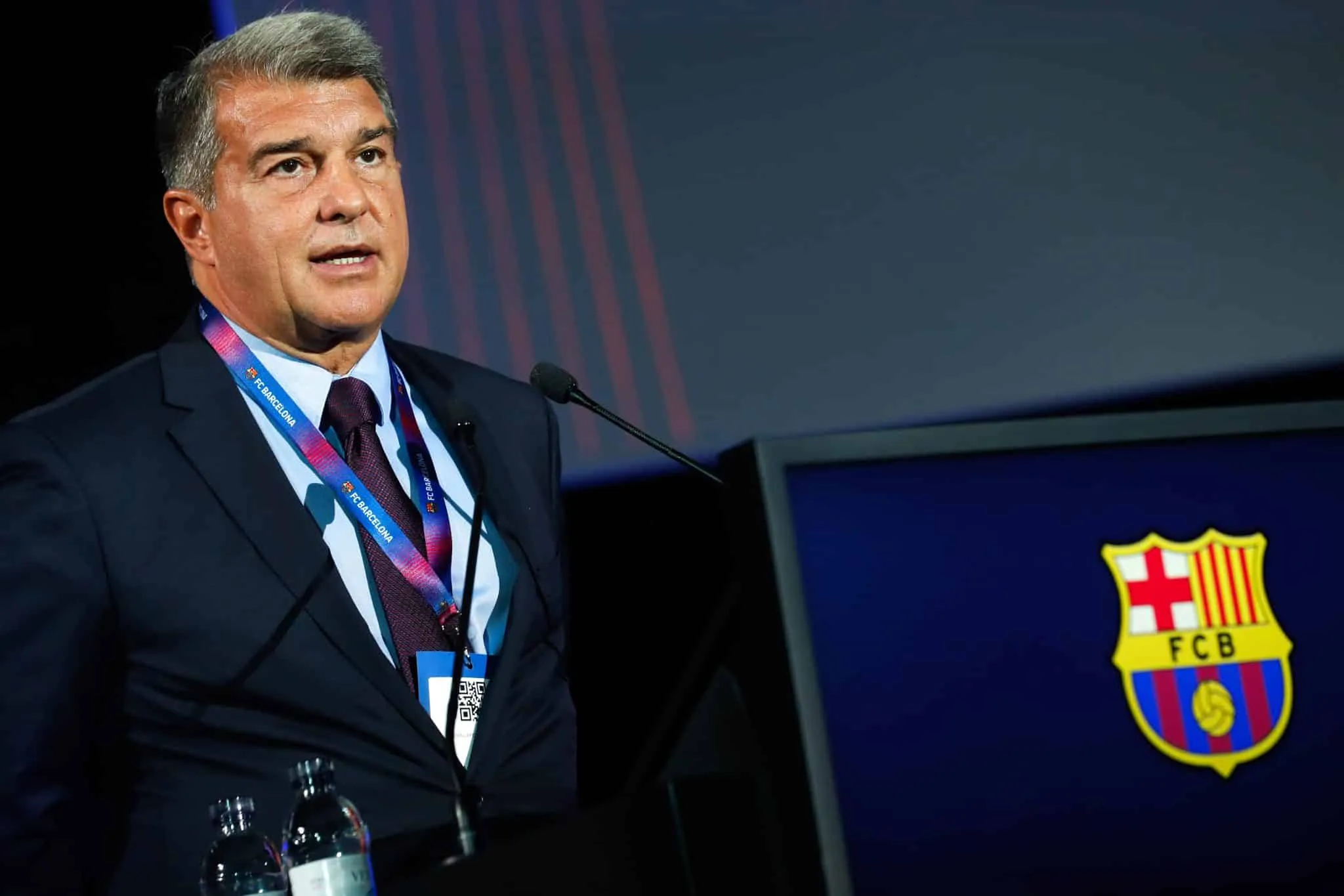Capit&atilde;o do Barcelona cansa de esperar diretoria e fica pr&oacute;ximo de deixar o clube