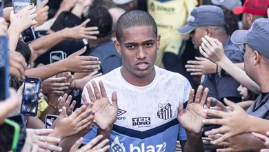 Com &iacute;dolo no p&eacute;, Souza quer agarrar chance para brilhar no profissional do Santos