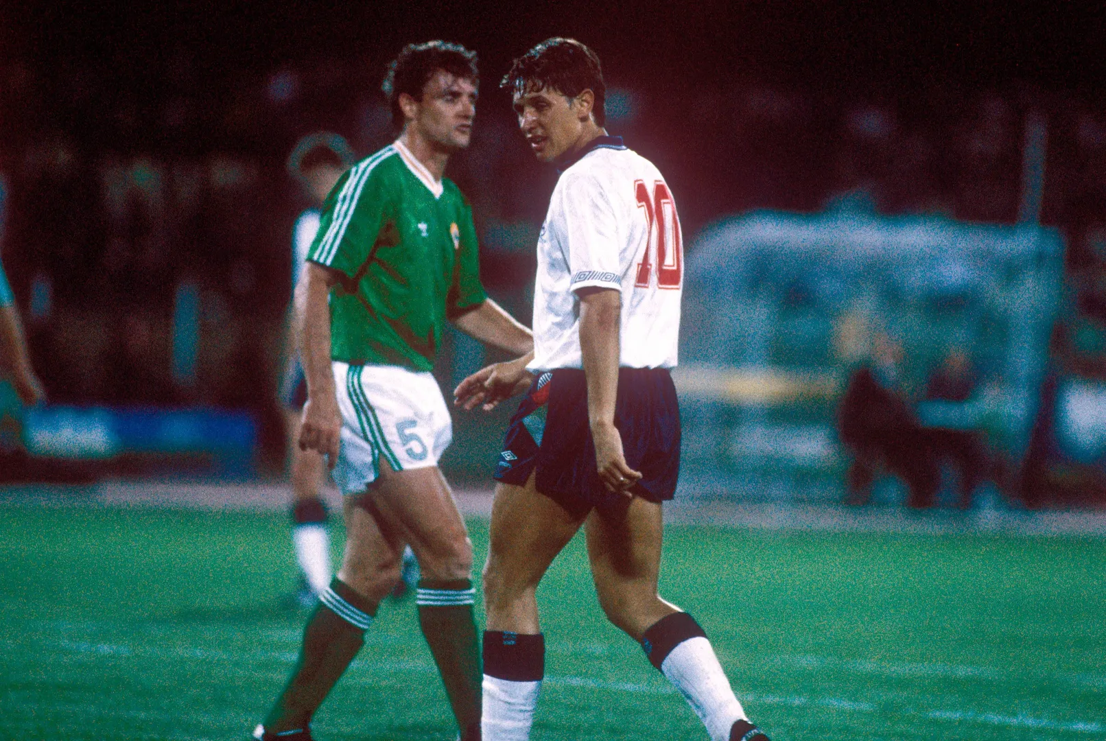 Gary Lineker (&agrave; dir.) em Inglaterra x Irlanda, pela Copa do Mundo de 1990