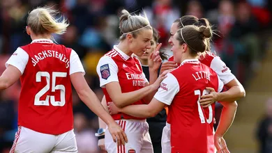 Arsenal deu um chocolate no Tottenham no d&eacute;rbi do norte de Londres e se manteve na cola dos l&iacute;deres