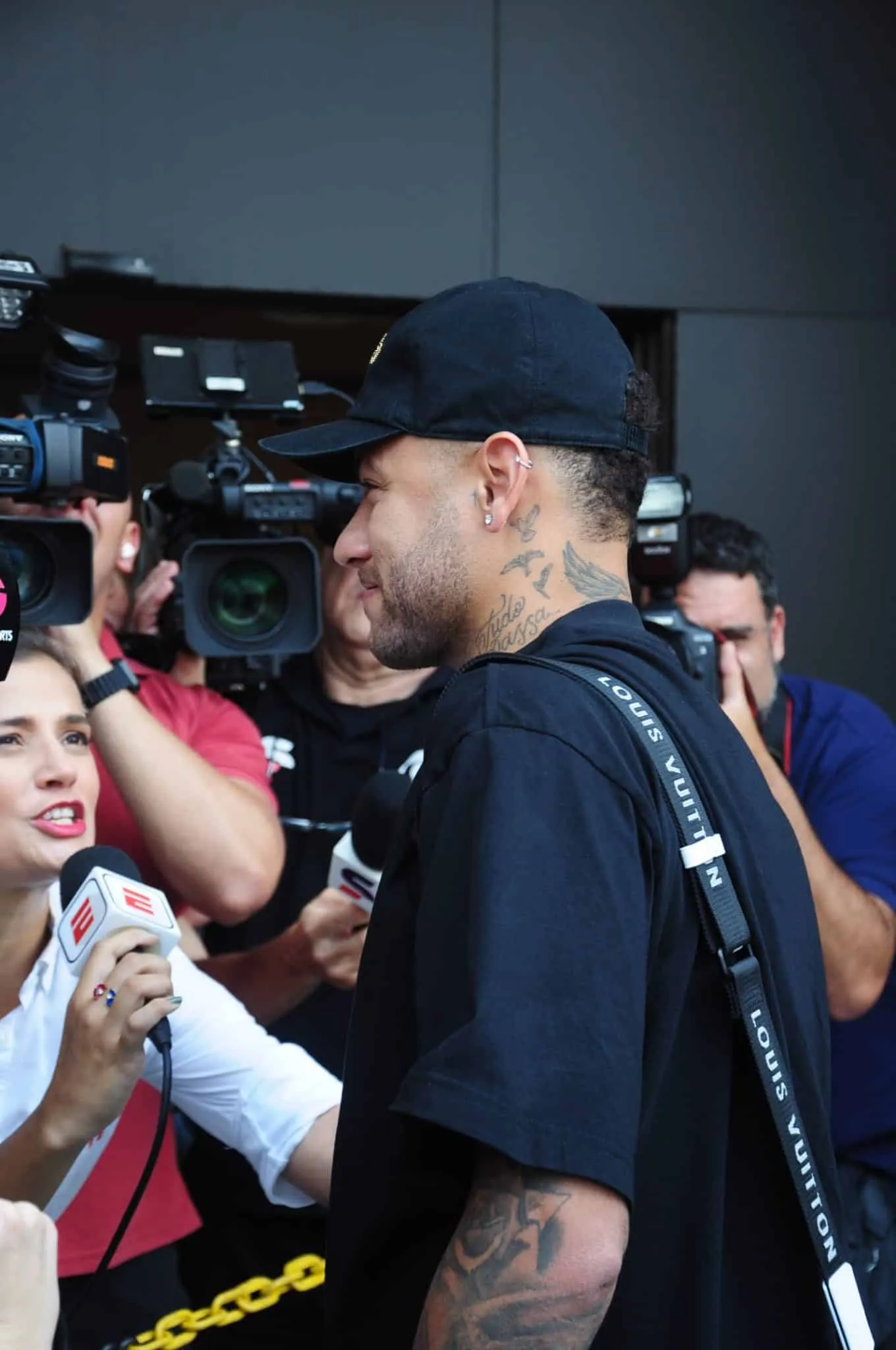 O papai Neymar chega sorridente e sob festa para completar a Sele&ccedil;&atilde;o em Cuiab&aacute;