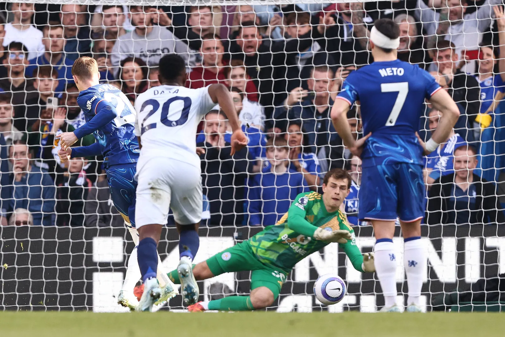 Cole Palmer perdeu seu primeiro p&ecirc;nalti como profissional na vit&oacute;ria do Chelsea diante do Leicester por 1 a 0