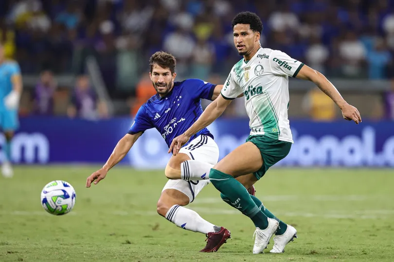 Lucas Silva e Murilo disputam bola durante empate entre Cruzeiro e Palmeiras no Brasileir&atilde;o de 2023