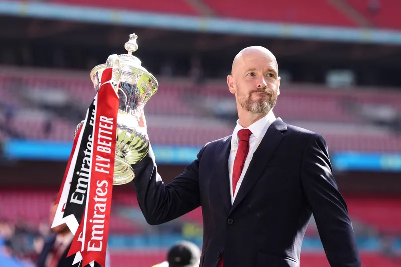 Ten Hag ergue o trof&eacute;u da Copa da Inglaterra 2023/2024