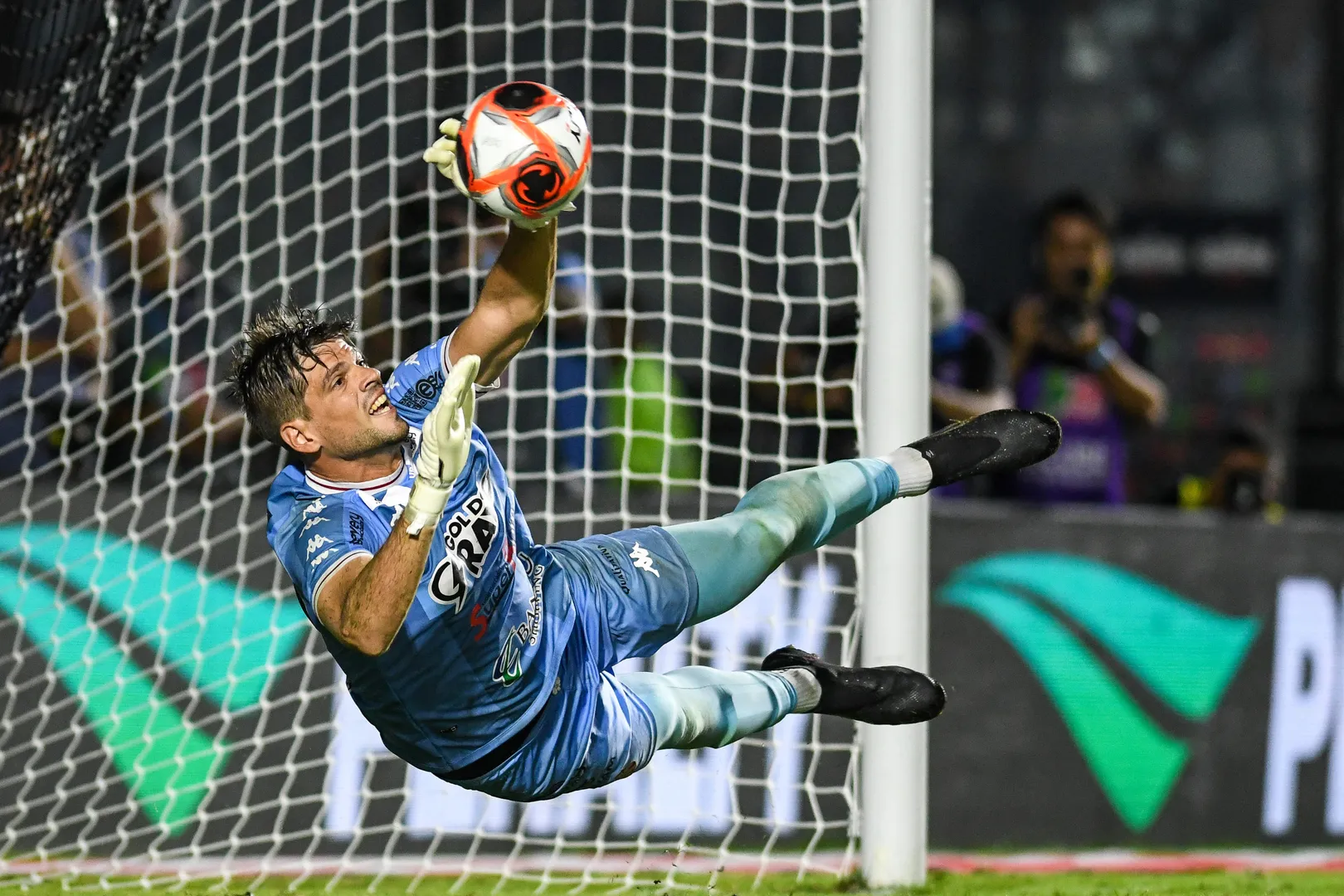 Victor Brasil defendeu o p&ecirc;nalti cobrado por Jair (Foto: Icon Sport)