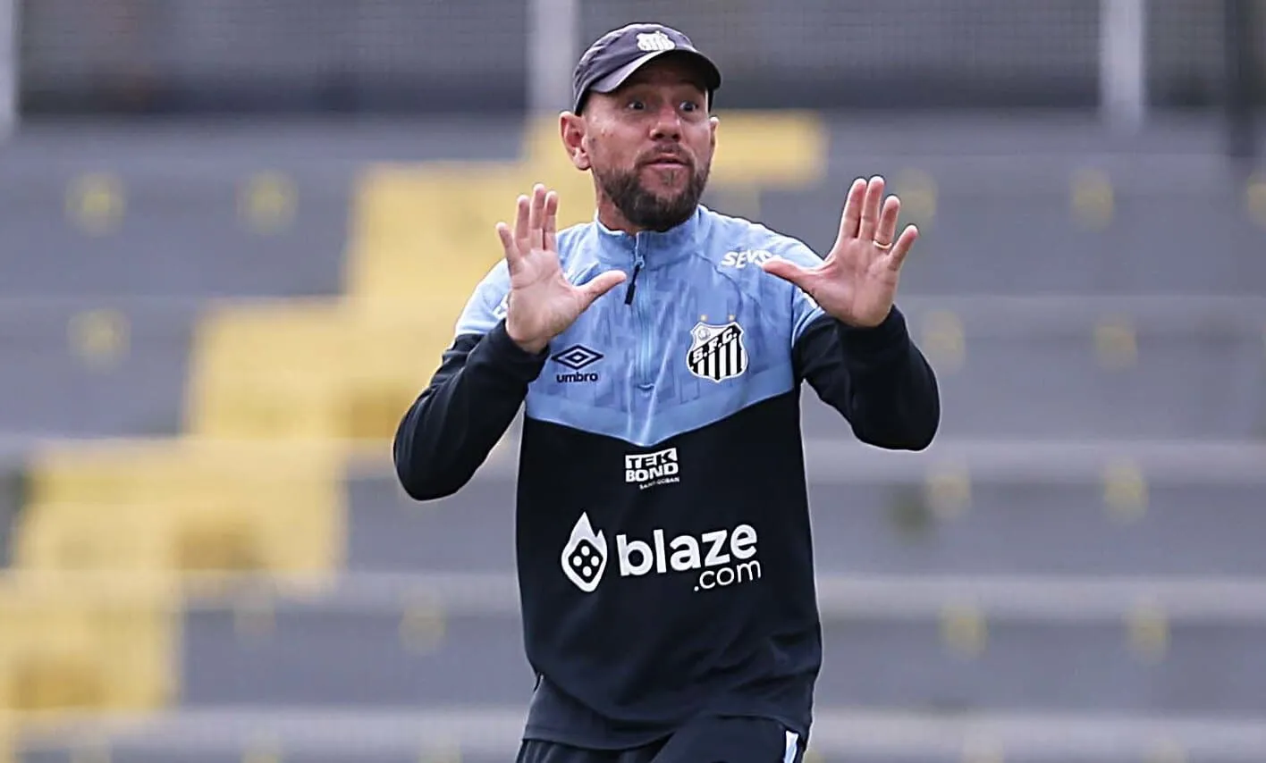 Ap&oacute;s protesto de jogadoras, Kleiton Lima pede demiss&atilde;o do time feminino do Santos