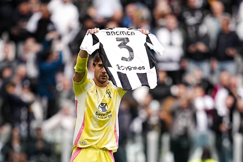 Vlahovic exibe camisa de zagueiro Bremer, fora da temporada ap&oacute;s sofrer les&atilde;o de LCA. Foto: Icon Sport