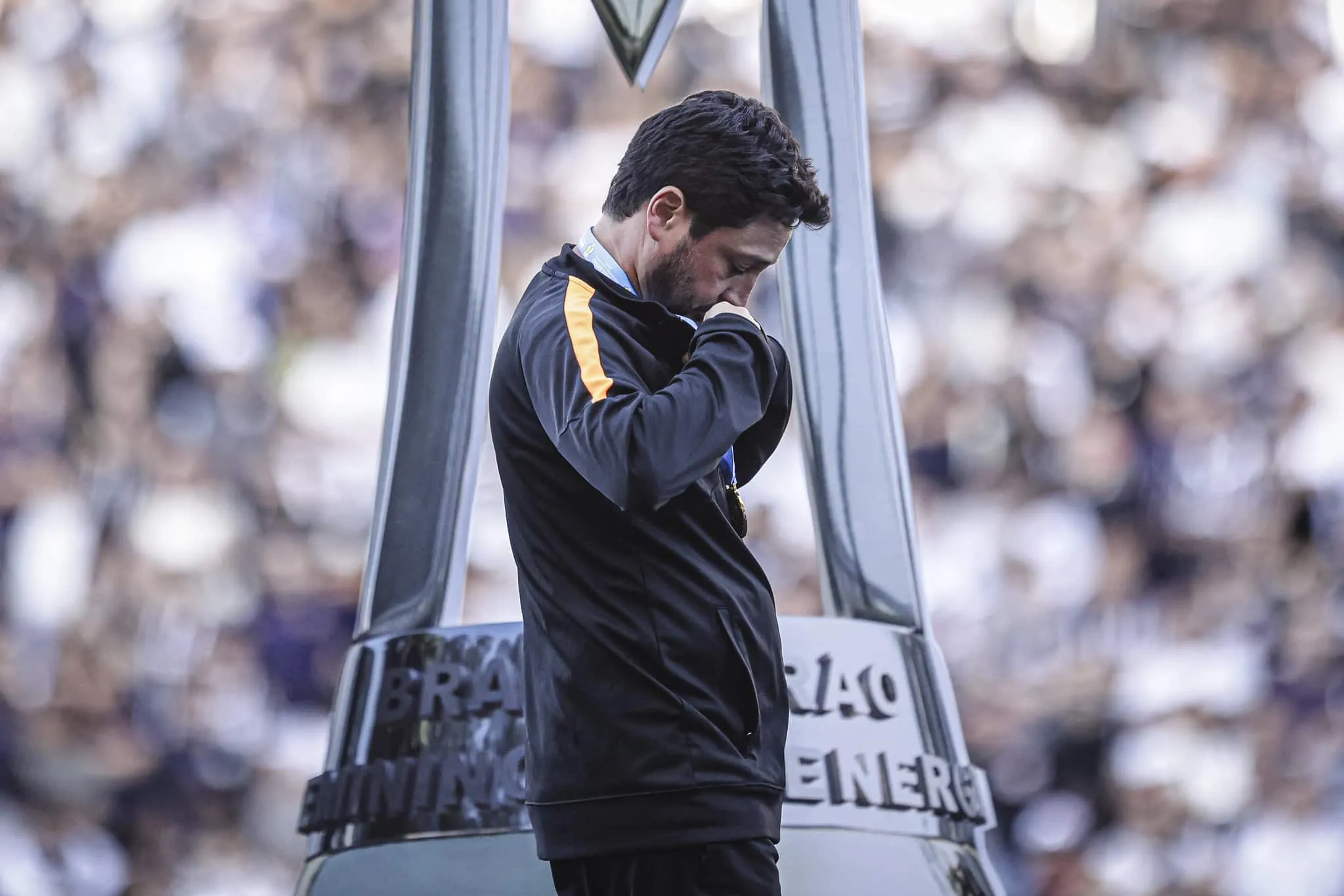 &Uacute;ltima dan&ccedil;a de Arthur Elias: t&eacute;cnico se despede da arena Corinthians com recordes
