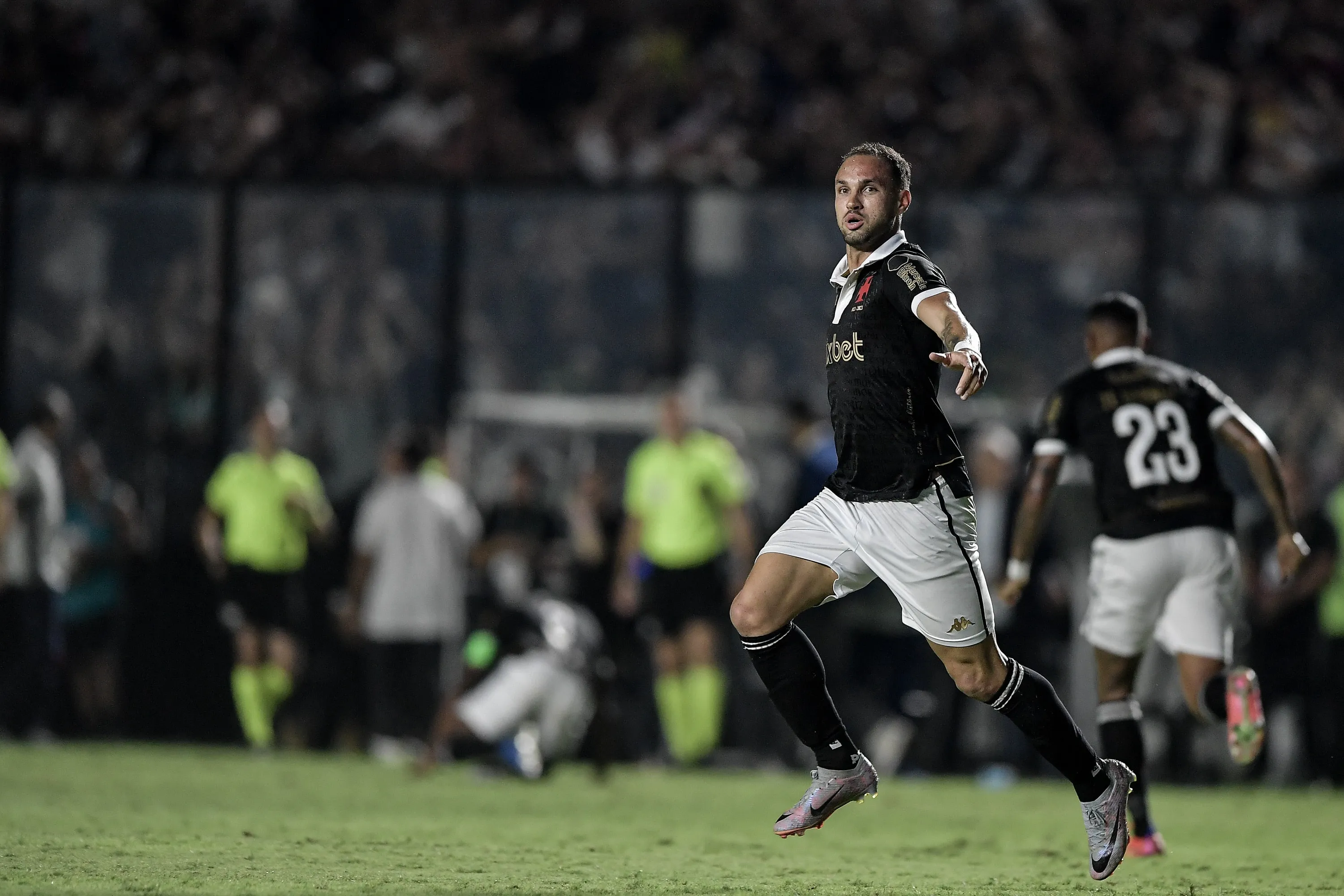 Com drama e her&oacute;i improv&aacute;vel, Vasco vence o RB Bragantino e escapa do rebaixamento no Brasileiro