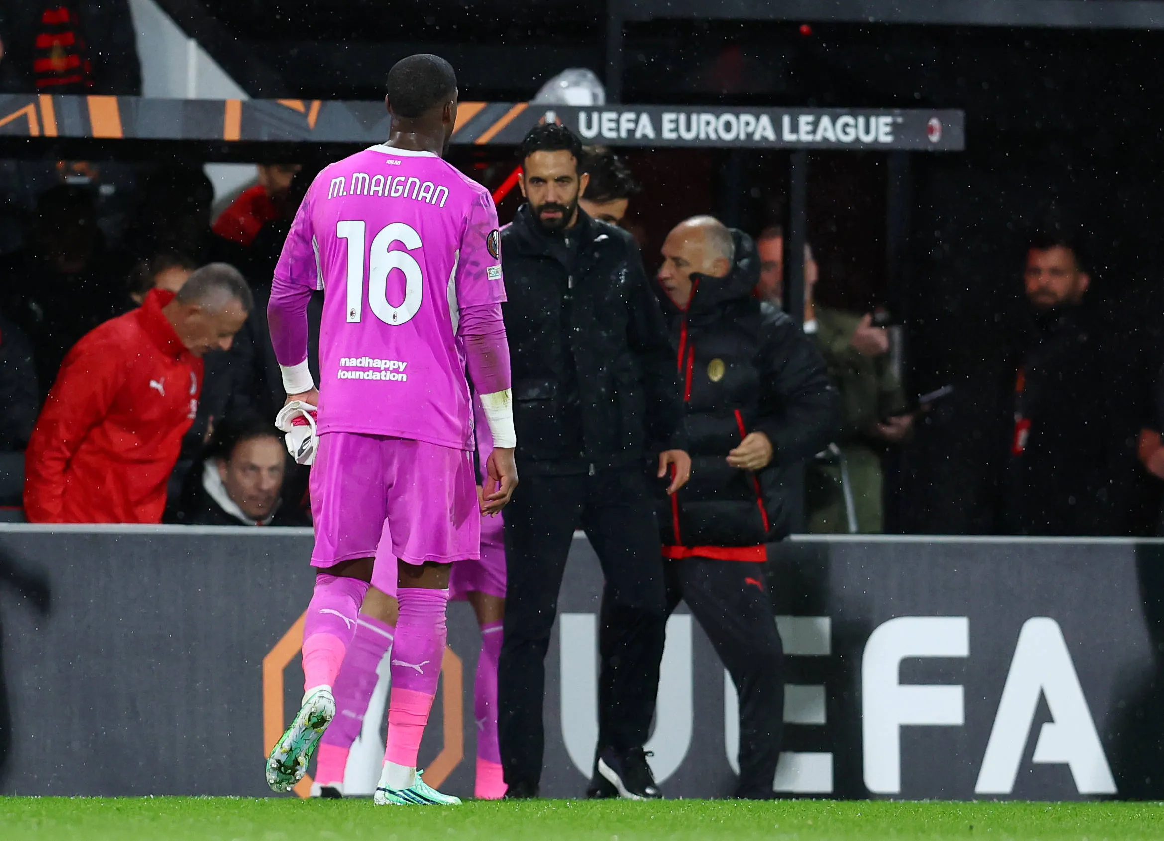 Maignan ap&oacute;s expuls&atilde;o em Bournemouth x Milan
