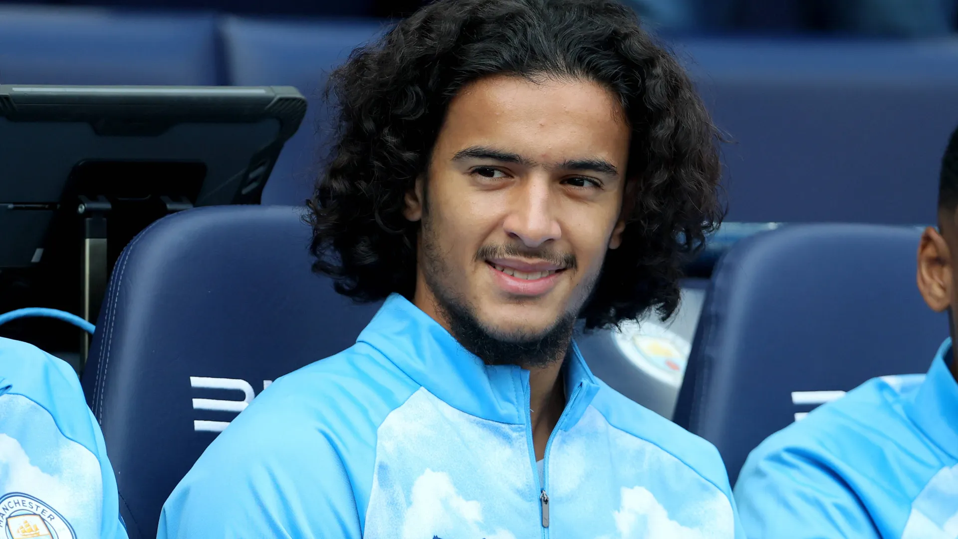 Ayyoub Bouaddi, meio-campista do Manchester City, no banco de reservas antes da partida da Premier League entre Manchester City e Sunderland, no Etihad Stadium, em Manchester, na Inglaterra, em 19 de setembro de 2026.