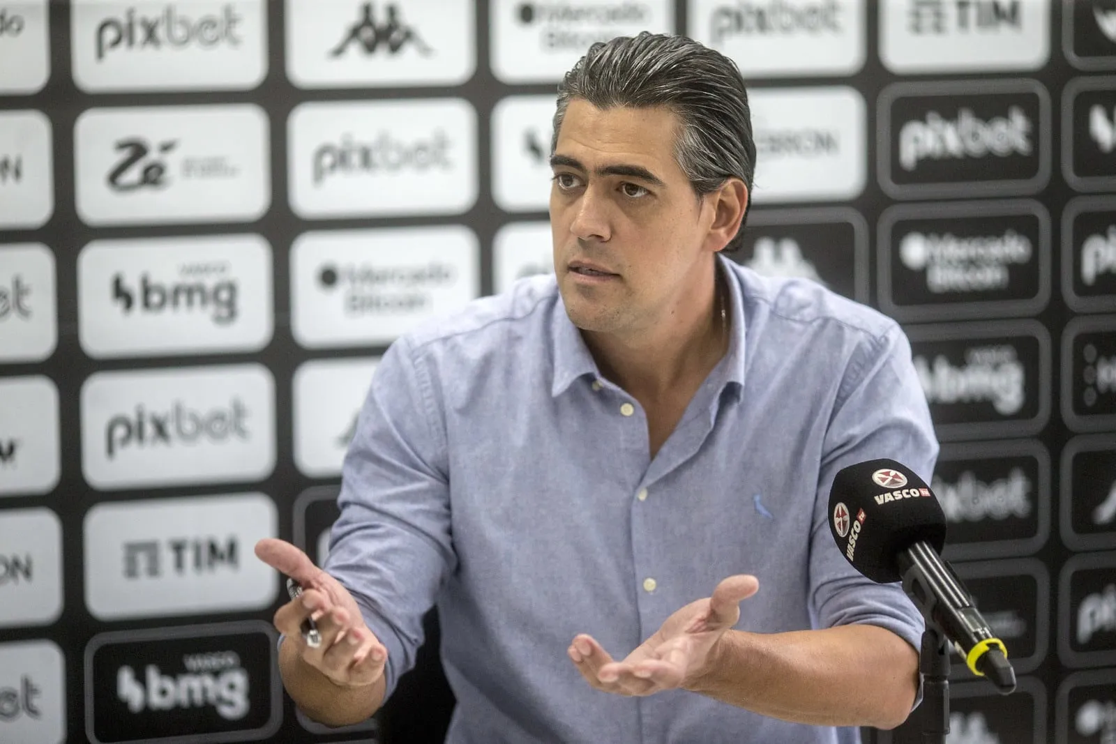 Com mais erros que acertos, passagem de Paulo Bracks no Vasco deixou pequeno legado para 2024