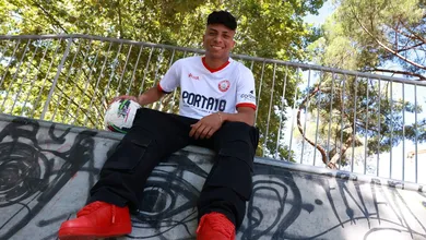 Tr&ecirc;s empr&eacute;stimos e custo de &lsquo;s&oacute;&rsquo; R$ 9 milh&otilde;es: A joia do Vit&oacute;ria que vai jogar em gigante portugu&ecirc;s