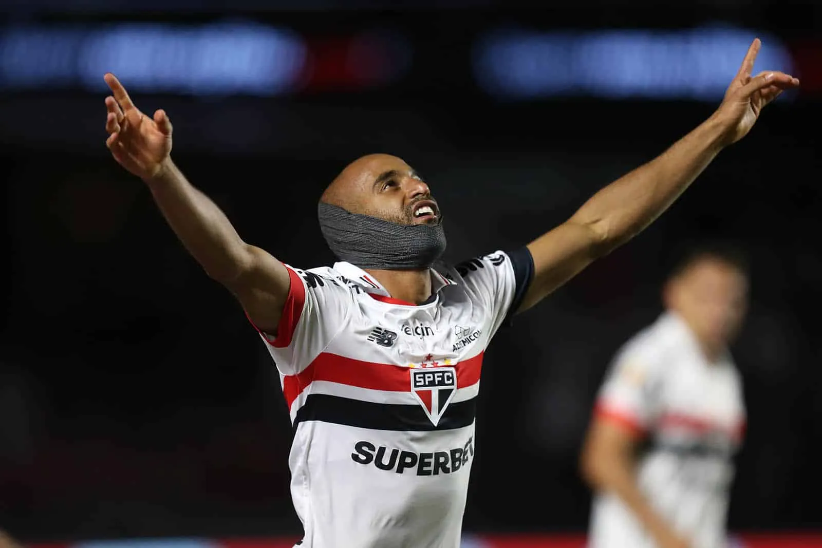 Lucas vibra com um de seus gols na vit&oacute;ria por 3 a 1 sobre o Corinthians