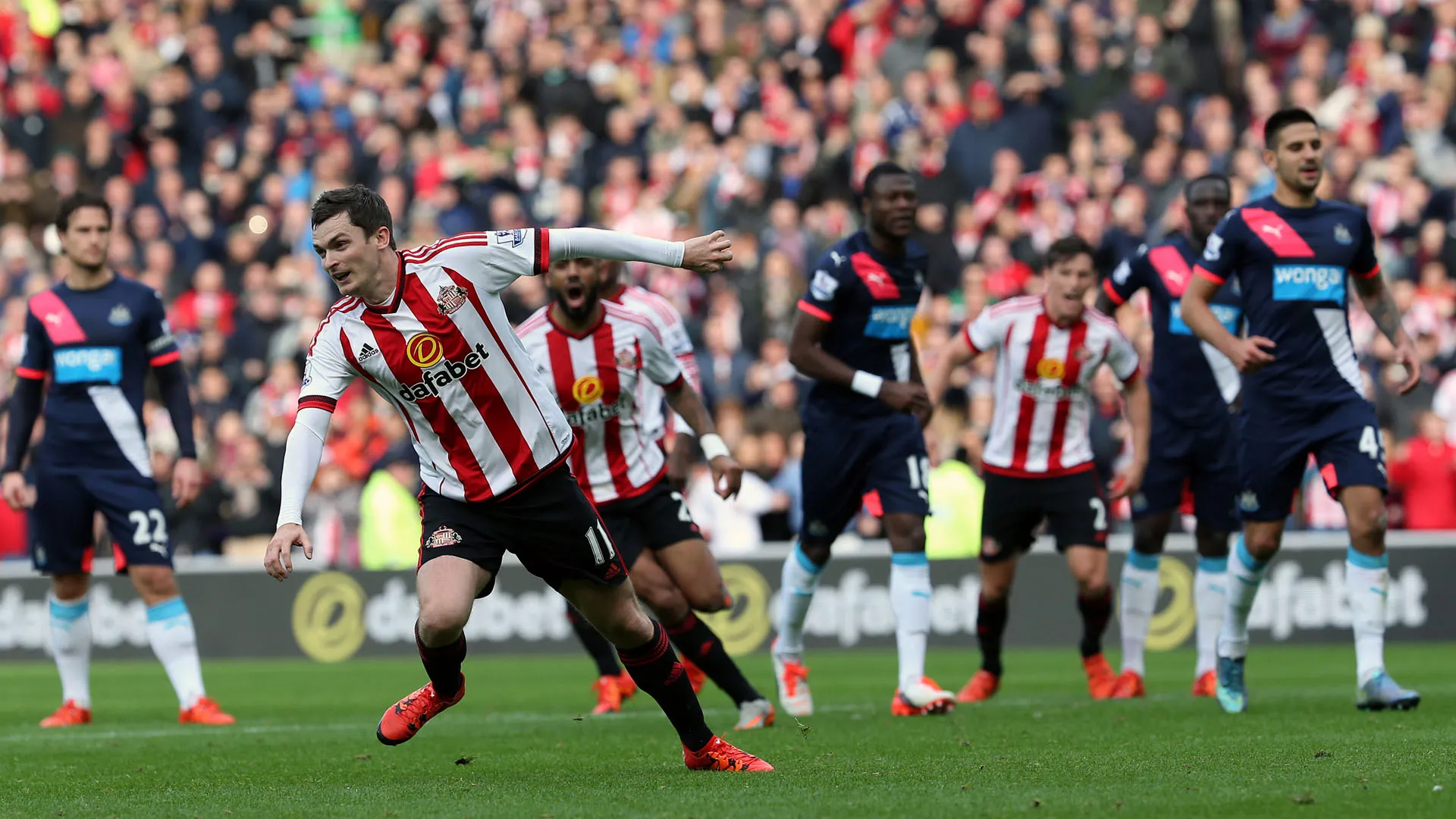 Arbitragem pol&ecirc;mica e freguesia: Sunderland passeou no cl&aacute;ssico com o Newcastle