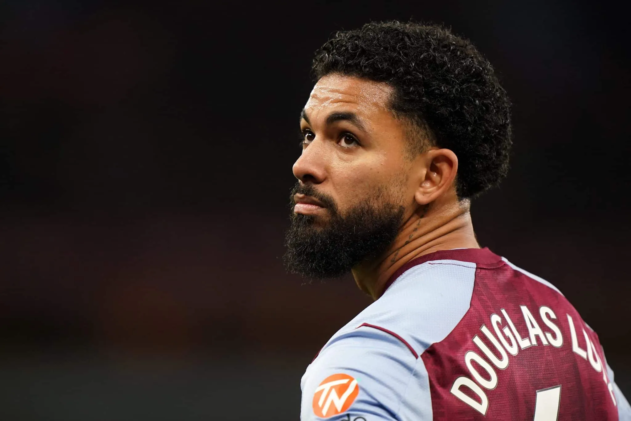 Aston Villa encaminha acerto com substituto de Douglas Luiz