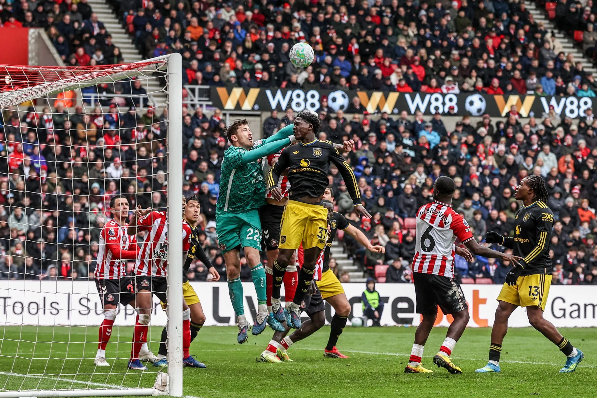 Robin Roefs, goleiro do Sunderland, d&aacute; soco na bola em jogo contra o Manchester United