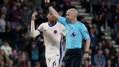 &Aacute;rbitro bate recorde de cart&otilde;es na Premier League e &eacute; afastado