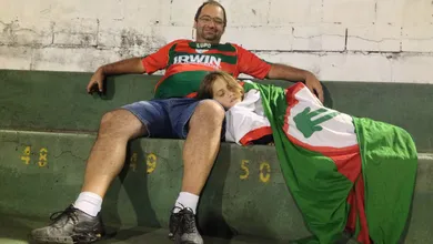 Por que centenas de her&oacute;is foram ver os &uacute;ltimos atos do pesadelo da Portuguesa?