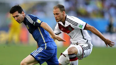 Para acompanhar o crescimento do filho, H&ouml;wedes decide se aposentar do futebol aos 32 anos