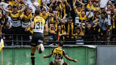 Sedento pelo acesso, Crici&uacute;ma amassa Botafogo-SP e retorna &agrave; S&eacute;rie A ap&oacute;s nove anos