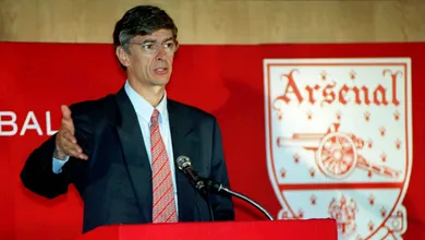 H&aacute; exatos 20 anos, Wenger era anunciado como o novo t&eacute;cnico do Arsenal