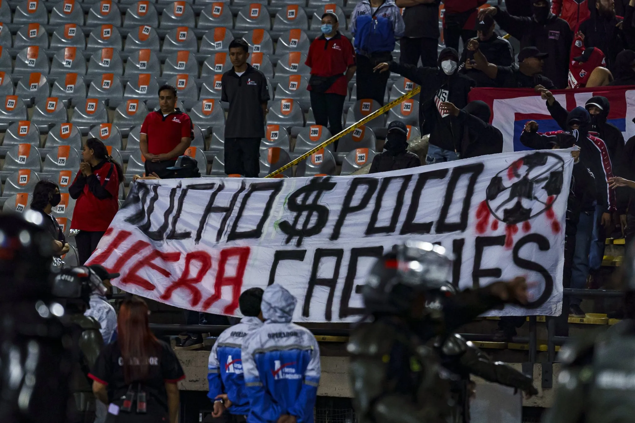 Torcedores do Independiente Medell&iacute;n protestam antes de jogo contra o Flamengo pela Libertadores