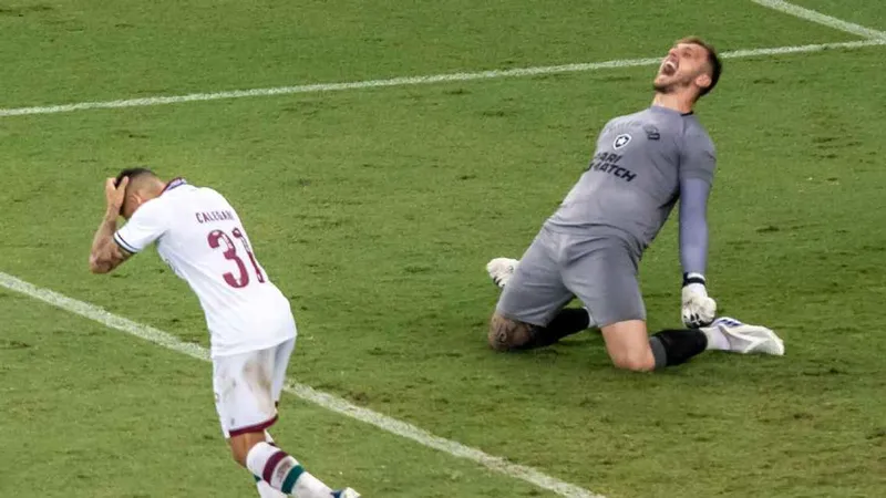 Calegari perdeu p&ecirc;nalti, Lucas Perri foi her&oacute;i e Fluminense passou a conviver com jejum no cl&aacute;ssico contra o Botafogo - Foto: Gazeta Press