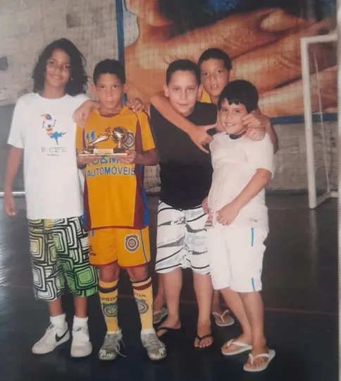 Paulinho com trof&eacute;u de artilheiro pelo Madureira