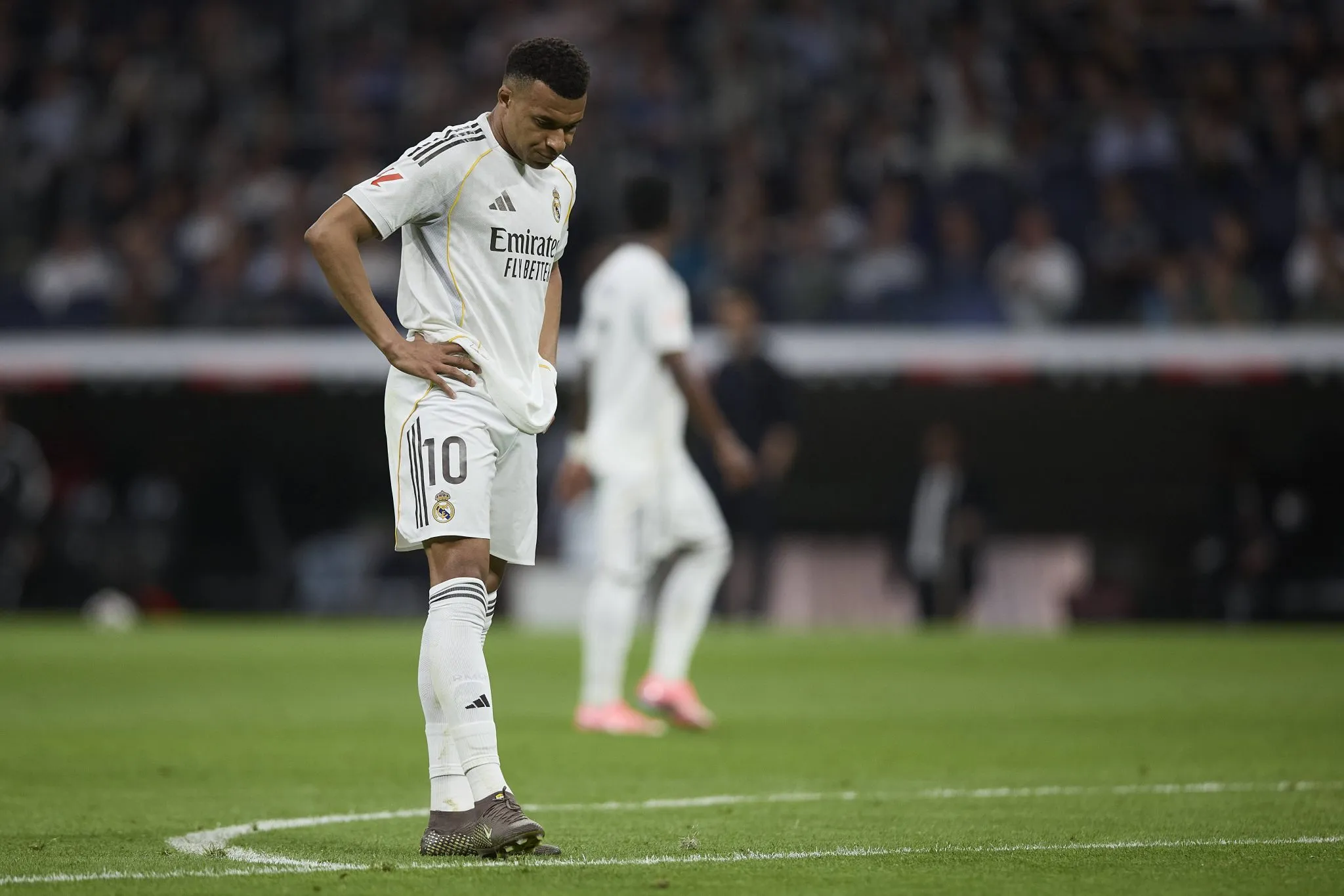 Mbapp&eacute; cabisbaixo durante Real Madrid x Girona