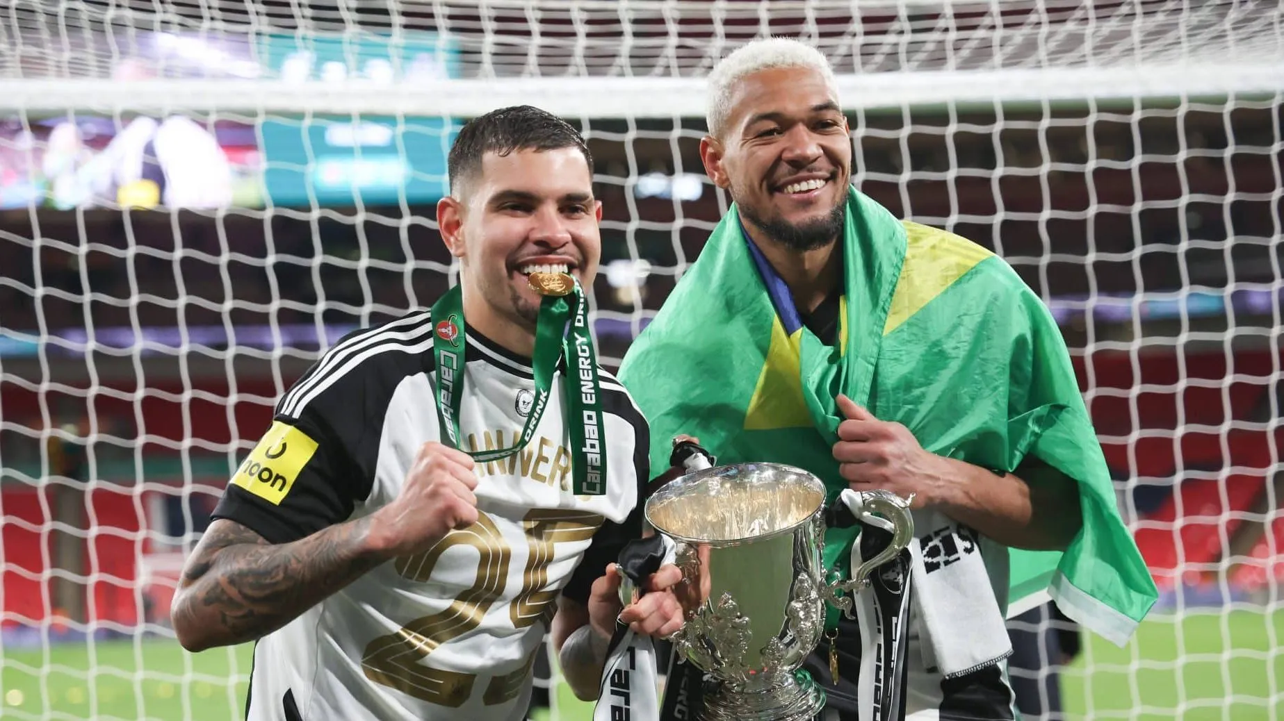 Joelinton e Bruno Guimar&atilde;es s&atilde;o &iacute;dolos no Newcastle? T&eacute;cnico cr&ecirc; que podem ser &lsquo;lendas&rsquo;