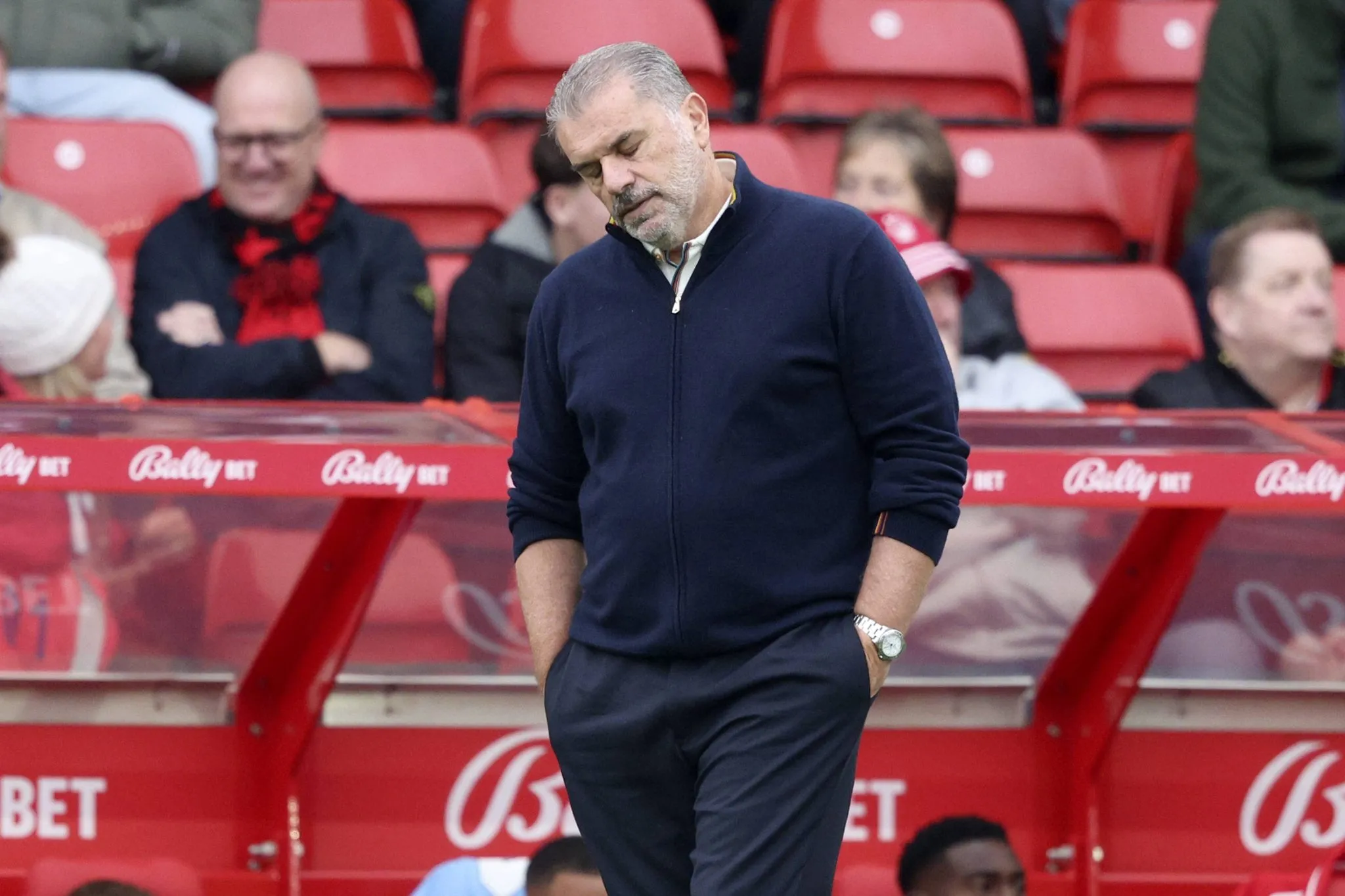 Escola Brasileir&atilde;o: Por que Nottingham Forest demitiu t&eacute;cnico 39 dias depois de contrata&ccedil;&atilde;o?