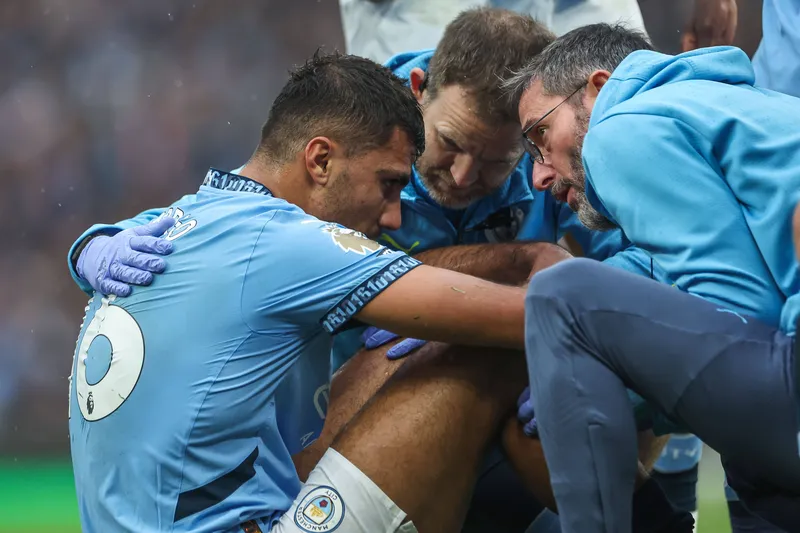 Rodri sai durante o confronto diante do Arsenal e preocupa torcedor