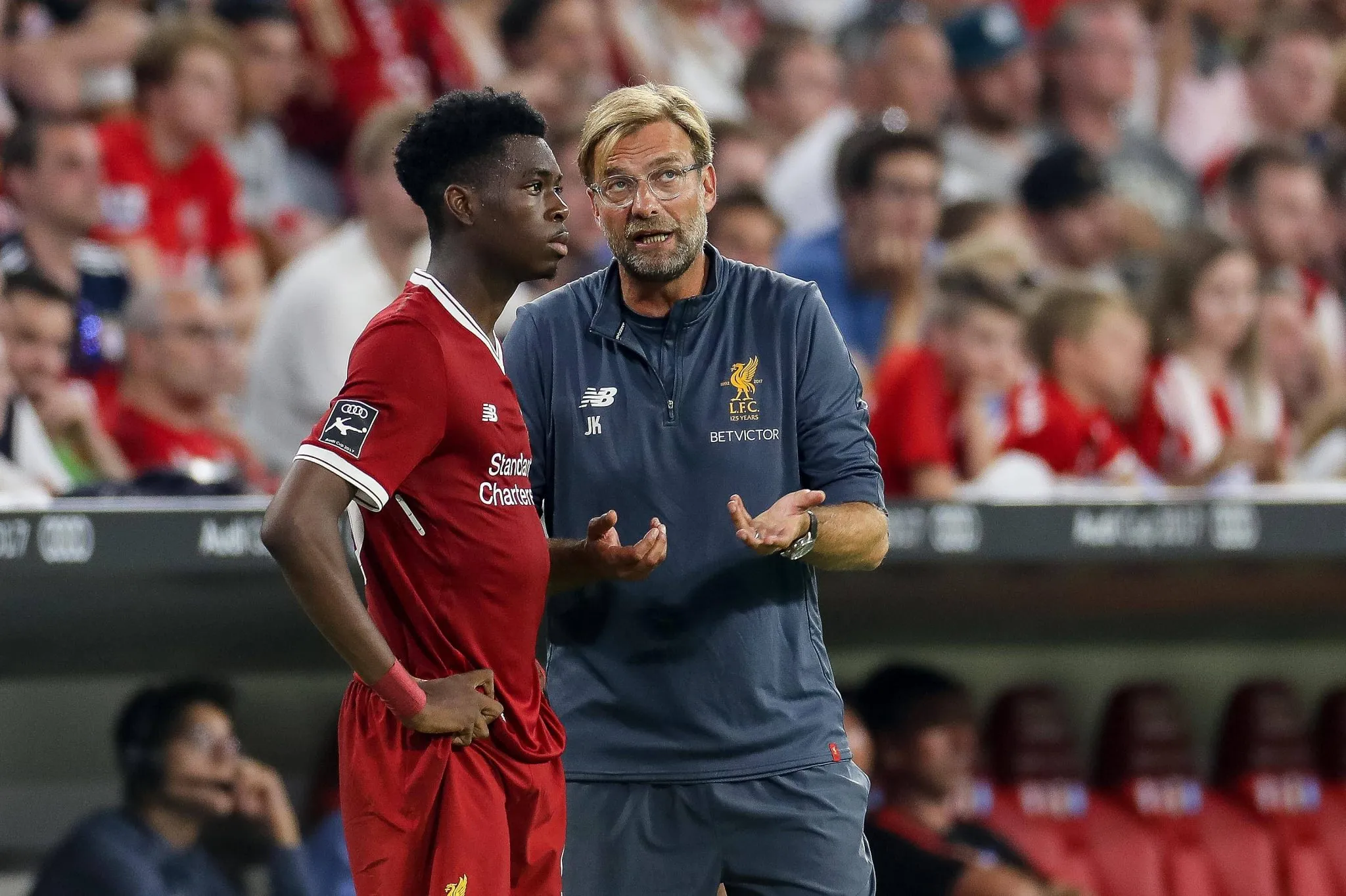 J&uuml;rgen Klopp e Ovie Ejaria durante temporada no Liverpool (Foto: IMAGO / DeFodi)