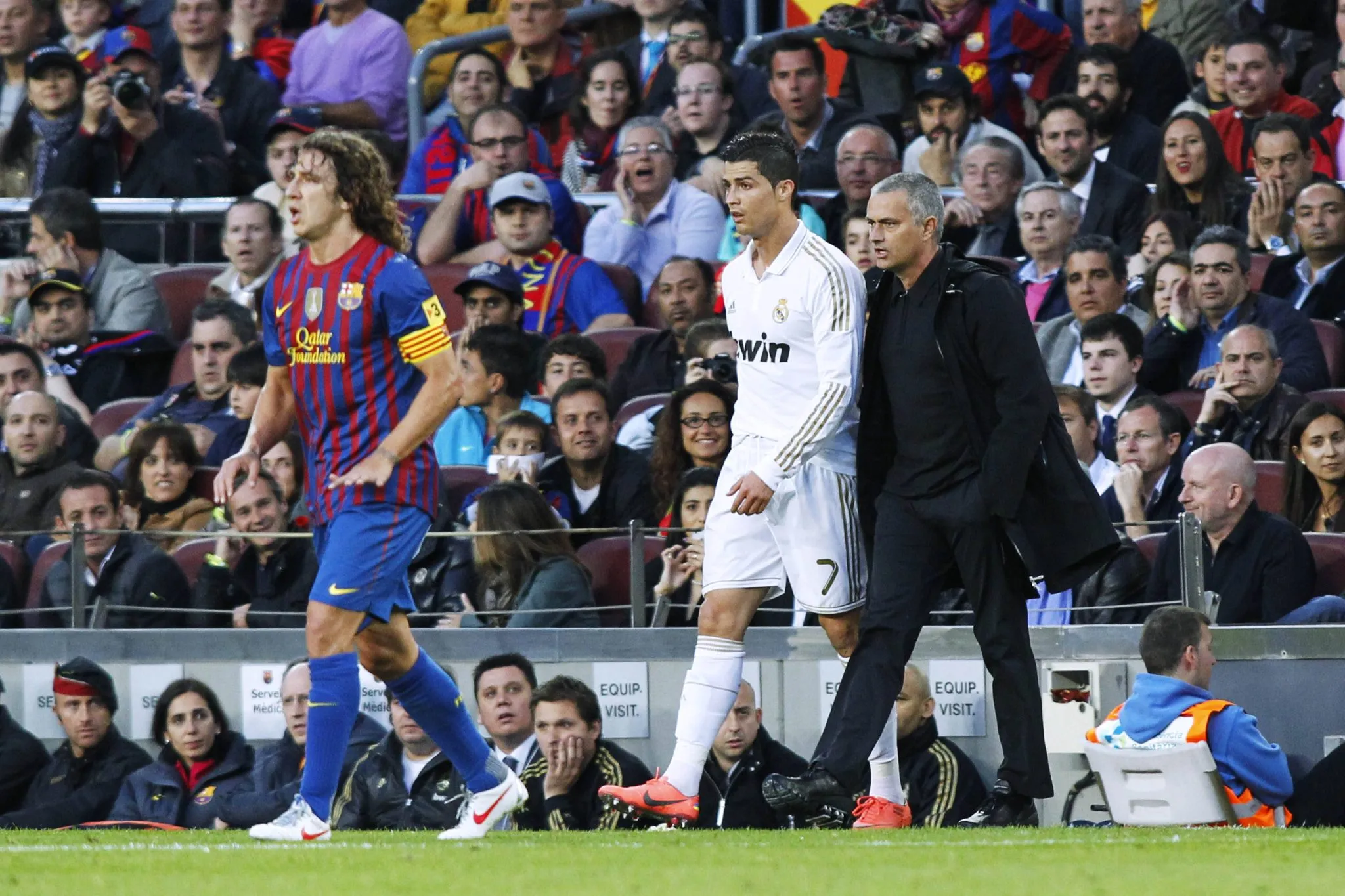 Jos&eacute; Mourinho e Cristiano Ronaldo em El Cl&aacute;sico entre Real Madrid e Barcelona em 2012