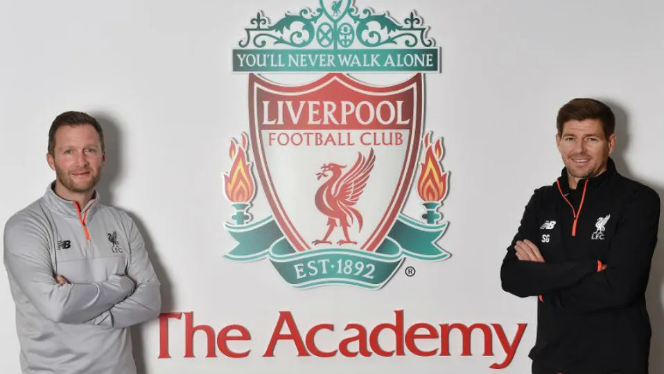 Gerrard inicia como treinador podendo ser o melhor mestre aos garotos da base do Liverpool