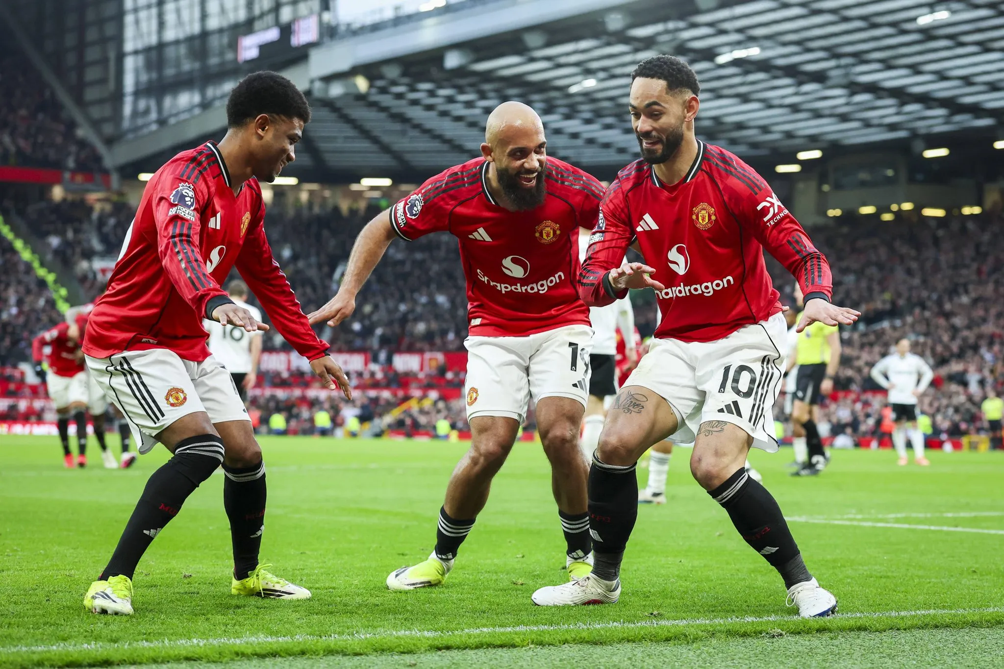 Diallo, Mbeumo e Matheus Cunha celebram gol do Manchester United