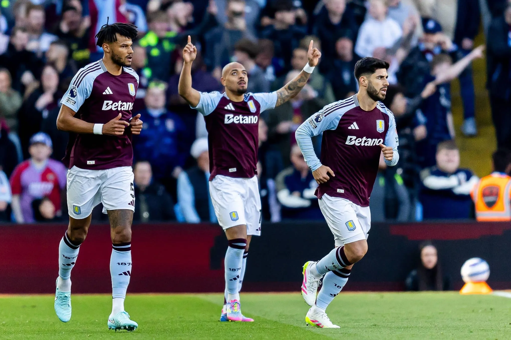 In&iacute;cio avassalador garante vit&oacute;ria e aproxima Aston Villa da briga por vaga na Champions