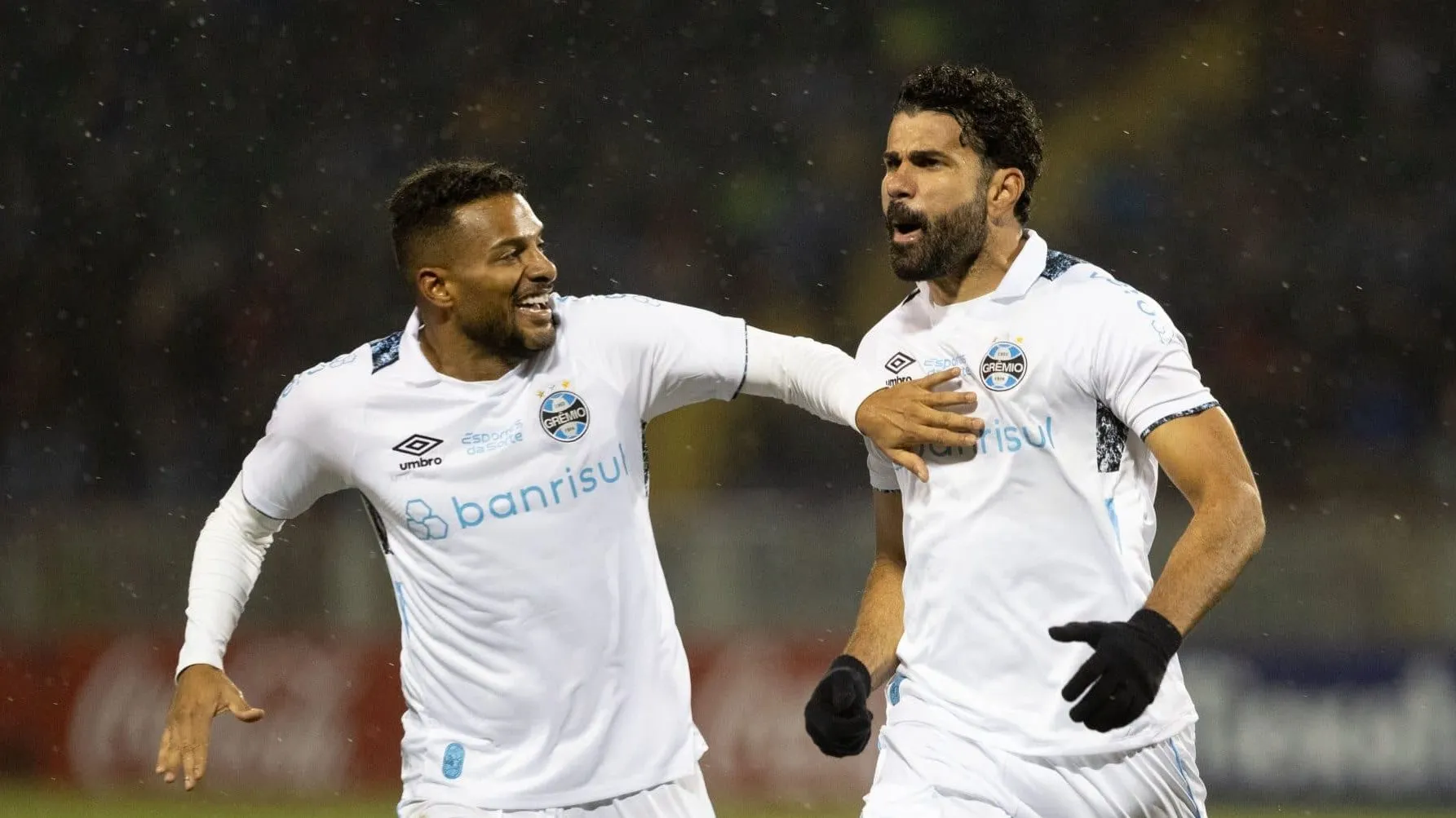 Gr&ecirc;mio supera chuva, trave e Huachipato para confirmar ida &agrave;s oitavas da Libertadores