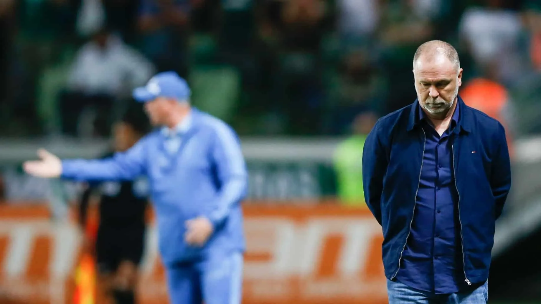 Mano Menezes sugere defesa que ningu&eacute;m passa, mas torcida do Palmeiras quer alviverde imponente